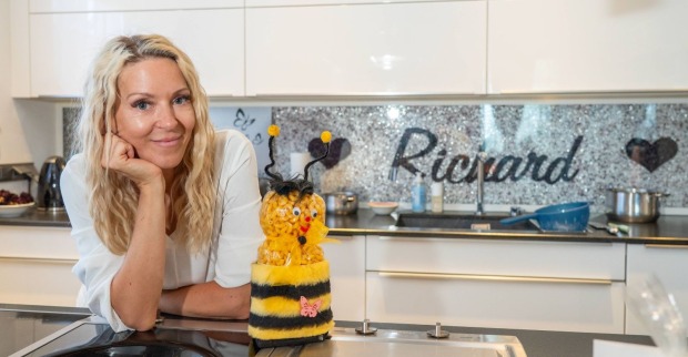 Simone Lugner in der Küche