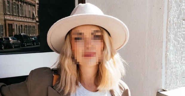 Porträt einer jungen Frau mit blondem Haar und hellem Hut, aufgenommen im Tageslicht vor einer Hausfassade – die vermisste Stefanie P. aus Graz.
