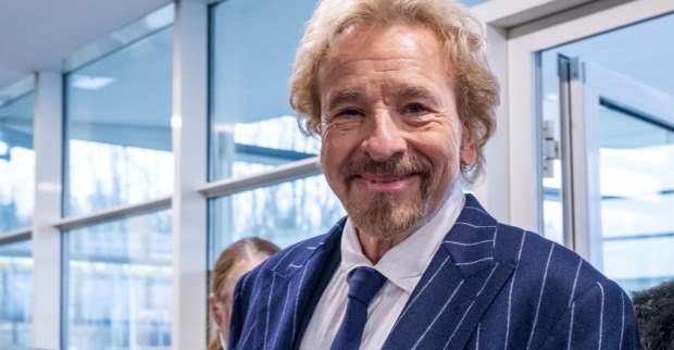 Blonder Mann im Anzug