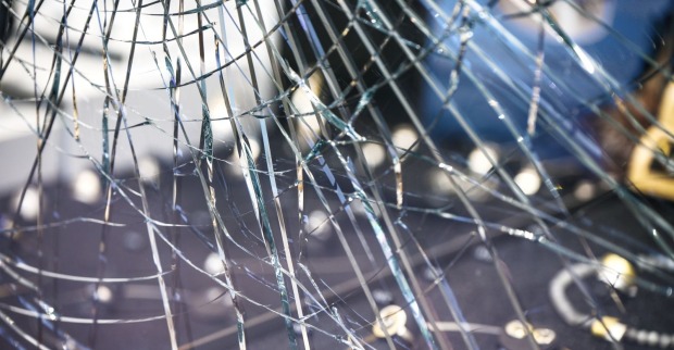 Zerbrochenes Fenster eines Juweliergeschäfts, versuchter Einbruch oder Vandalismus