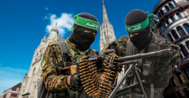 Zwei maskierte Hamas-Kämpfer mit Maschinengewehr und Munitionsgurt, im Hintergrund der Stephansdom in Wien als Symbolbild für die Terrorermittlungen.