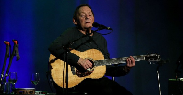 Wolfgang Ambros, Sänger, Liedermacher, während eines Konzertes in Linz
