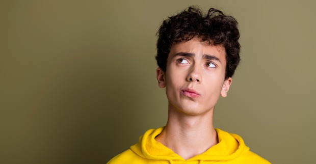 Junger Mann mit gelbem Pulli | Credit: stock.adobe.com/deagreez