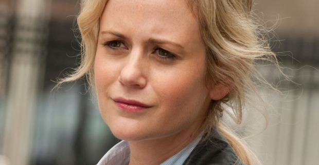 Porträt der australischen Schauspielerin Rachael Carpani, aufgenommen während eines Drehs, mit ernstem Blick und blondem Haar. Sie ist im Alter von 45 Jahren verstorben.