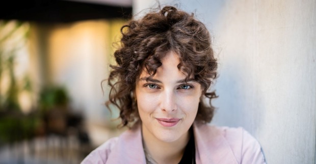 Schauspielerin Anna Werner Friedmann blickt entspannt in die Kamera, nachdem das Verfahren um den Bühnenbiss mit einer Geldbuße und Freispruch abgeschlossen wurde.