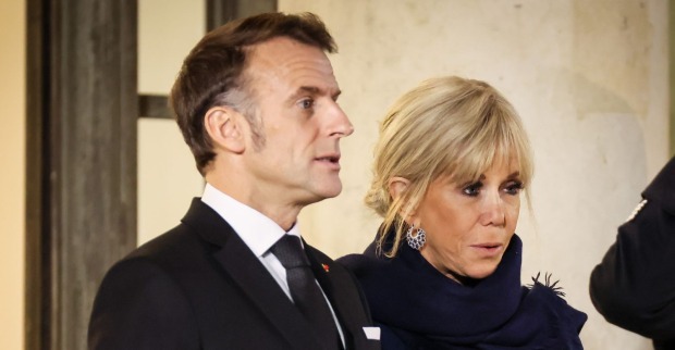 Emmanuel Macron und Brigitte Macron stehen nebeneinander bei einem offiziellen Termin in Paris; Brigitte Macron wirkt ernst, ihr Mann schaut nach vorn. Mit ihrem "sales connes"-Sager (dreckige Schlampen) sorgt sie für heftige Kritik