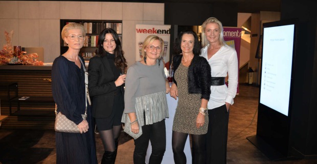 Mehrere Frauen posieren für ein Foto
