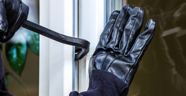 schwarze Lederhandschuhe und Brechstange