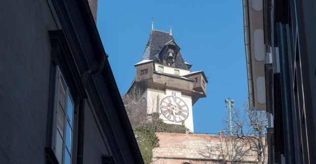 Grazer Uhrturm am Schlossberg in der Altstadt, nahe dem Glockenspielkeller, Symbol der Stadt und beliebtes Fotomotiv im Herzen von Graz.