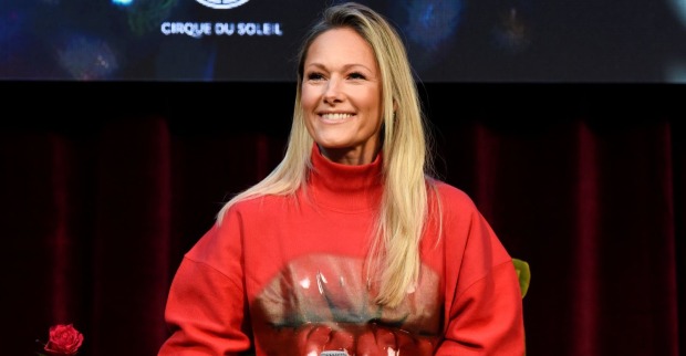 Helene Fischer mit roten Pullover