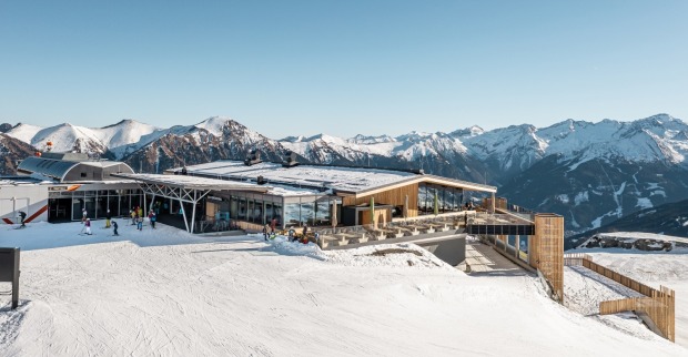 Bergrestaurant Hirsch und Maus bei strahlendem Sonnenschein in Bad Hofgastein.