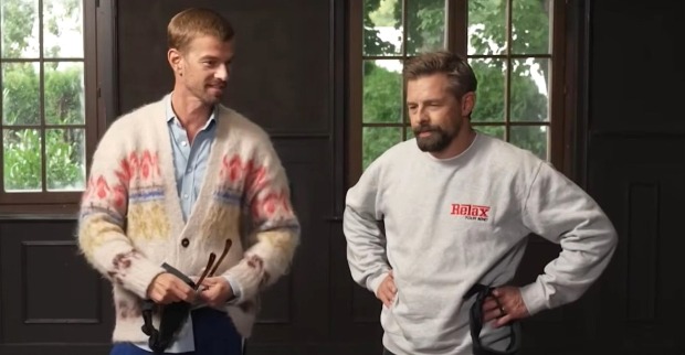 Joko und Klaas stehen nebeneinander