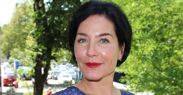 Marisa Burger mit rotem Lippenstift