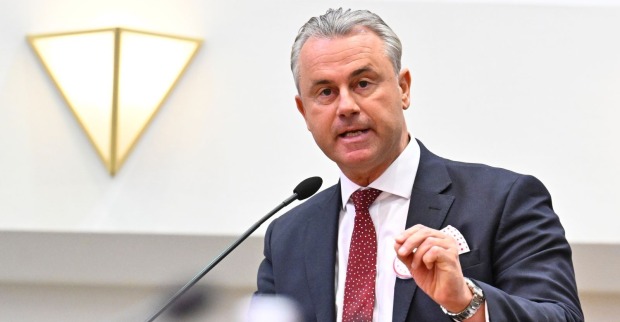 Norbert Hofer am Redner-Pult, der Landesparteiobmann der FPÖ überlegt, sich als Klubobmann zurückzuziehen