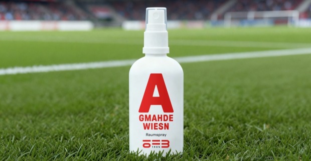 Flasche des ÖFB-Raumsprays auf einem Rasen des Stadions