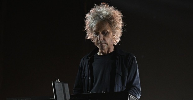 Perry Bamonte bei einem Konzert der britischen Band The Cure während eines Konzertes im Jahr 2023