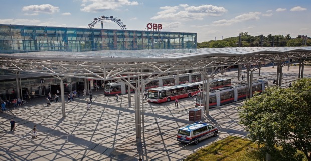 Panoramabild des Bahnhofs Praterstern
