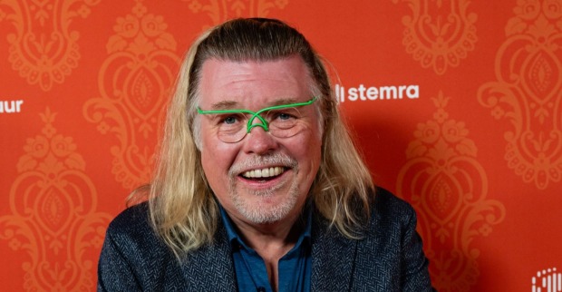 René Karst bei einem öffentlichen Auftritt – seine grüne Brille wurde zu seinem Markenzeichen in der niederländischen Schlagerszene. Der Schlagerstar ist unerwartet an einem Herzstillstand verstorben.