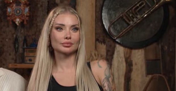 Sabrina Wlk mit ernstem Gesichtsausdruck