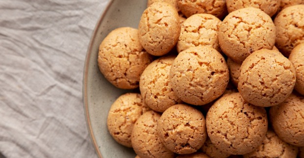 Ein Teller mit goldbraunen Sapori Amaretti-Keksen, die wegen zu hoher Blausäurewerte vom Hersteller zurückgerufen wurden.