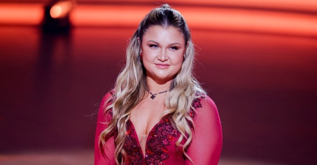 Sophia Thiel in einem roten Kleid