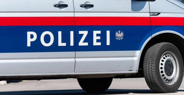 Seitenansicht eines österreichischen Polizeifahrzeugs mit der Aufschrift „POLIZEI“ in blauer und roter Lackierung. Die Beamten konnten nach dem Erkennen des SOS-Zeichen schnell eingreifen.