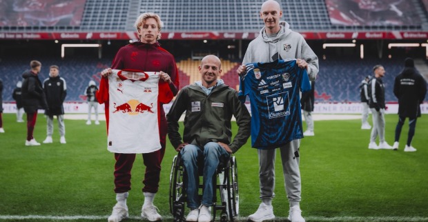 Zwei Fußballer mit Paralympics-Silbermedaillengewinner auf dem Fußballfeld
