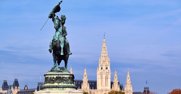 Statue von Erzherzog Karl auf dem Heldenplatz und Rasthaus, Wien, Österreich