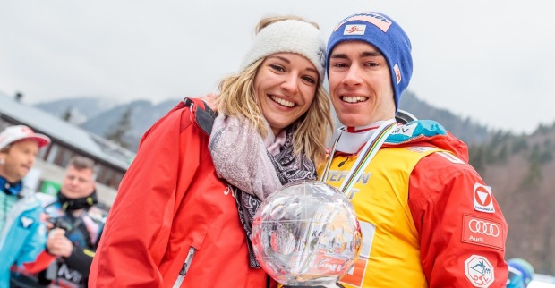 Stefan Kraft und seine Frau Marisa strahlen in die Kamera - die beiden haben ihr erstes Baby bekommen.