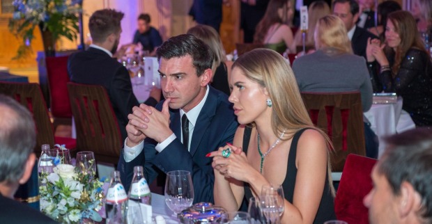 Victoria Swarovski und Mark Mateschitz sitzen am Tisch