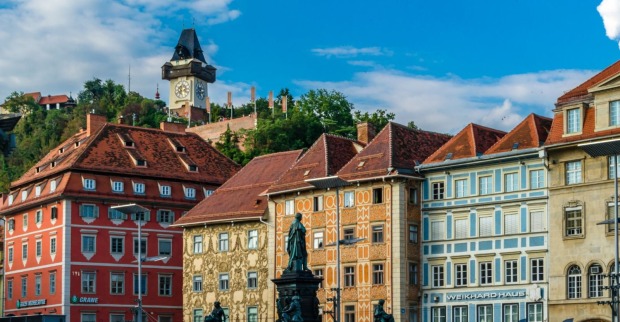 Blick auf den Grazer Hauptplatz mit Uhrturm – die Stadt, in der der Traditionsbetrieb Thomawirt Graz nach Zustimmung der Gläubiger vorerst gerettet wurde.