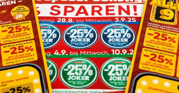 Mehrere Rabattpickerl und Joker-Gutscheine mit -25 % Aufdruck verschiedener Supermarktketten in Österreich, verteilt auf Werbeflyern.