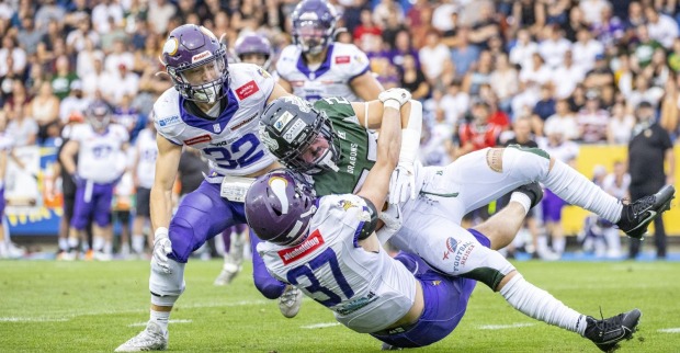 (V.l.) Raffael Wenninger (Vienna Vikings), Philipp Zimmel (Vienna Vikings) und Paul Schachner (Danube Dragons) am Samstag, 29. Juli 2023 während dem Finalspiel der Austrian Bowl zwischen Danube Dragons und AFC Vienna Vikings in der NV Arena in St. Pölten