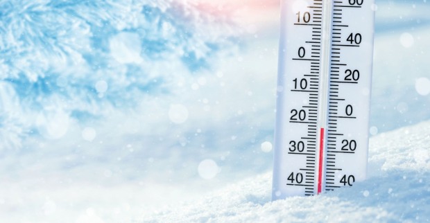 Thermometer im Schnee um Frost zu signalisieren