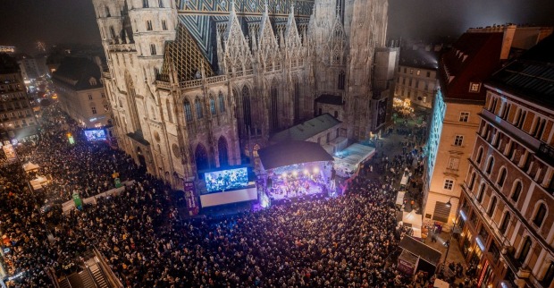 Menschenmenge vor dem Stephansdom in der Silvesternacht 2024