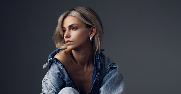 Junge Frau in Jeansjacke | Credit: iStock.com/Misha Kravets