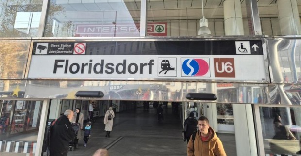 Stationsschild des Bahnhofes Wien-Floridsdorf am Franz-Jonas-Platz