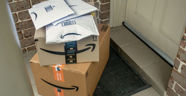 Amazon-Pakete vor einer Haustüre.