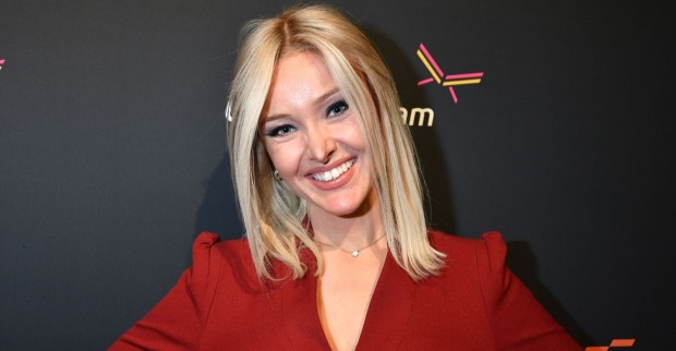 Patrice Aminati mit einem roten Kleid