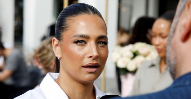 Amira Aly mit ernstem Gesichtsausdruck