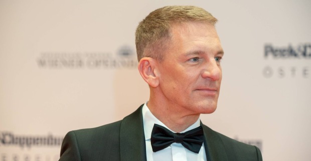 Andi Knoll im Smoking/ Andi Knoll äußert sich zu Victoria Swarovskis ESC-Moderation