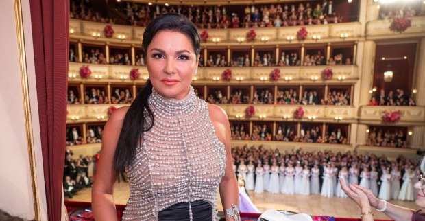Anna Netrebko in der Staatsoper mit perlenbesetztem Oberteil
