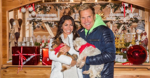 Carina Walz und Dieter Bohlen mit einem Hund in den Armen