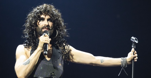 Conchita Wurst auf der Bühne mit Mikrophon