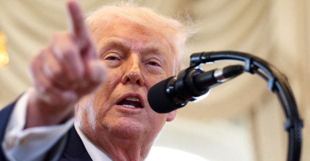 Will Grönland kaufen: Donald Trump spricht am Mikrofon und zeigt mit dem Finger nach vorn während einer Ansprache im Weißen Haus.