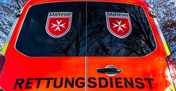 Rettungswagen unter blauem Himmel