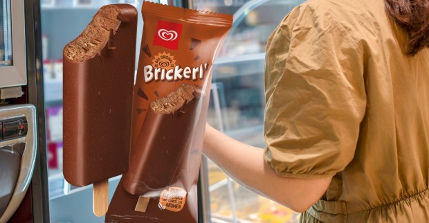 Montage einer Dame die in einem Supermarkt in eine Tiefkühltruhe greift und einer Verpackung eines Brickerl-Eis