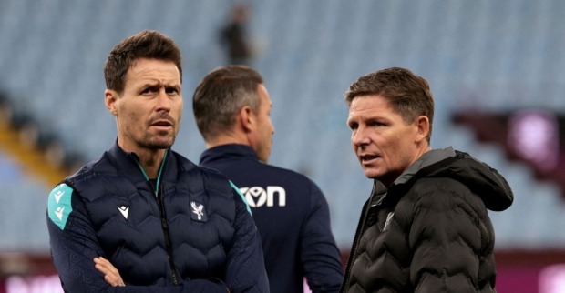 Oliver Glasner steht im Stadion mit einem Co-Trainer und spricht vor einem Spiel von Crystal Palace.