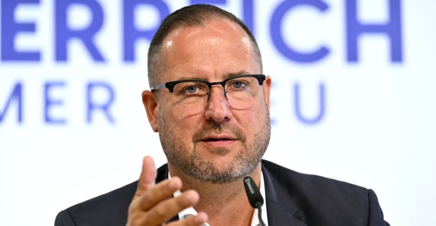 Christian Hafenecker spricht bei einer Pressekonferenz vor Mikrofonen – er verteidigt FPÖ-Chef Herbert Kickl und kritisiert ORF-Moderator Armin Wolf.