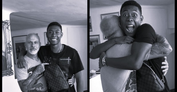 Tätowierer Helmut Zeiner posiert für ein Foto mit Fußballer David Alaba